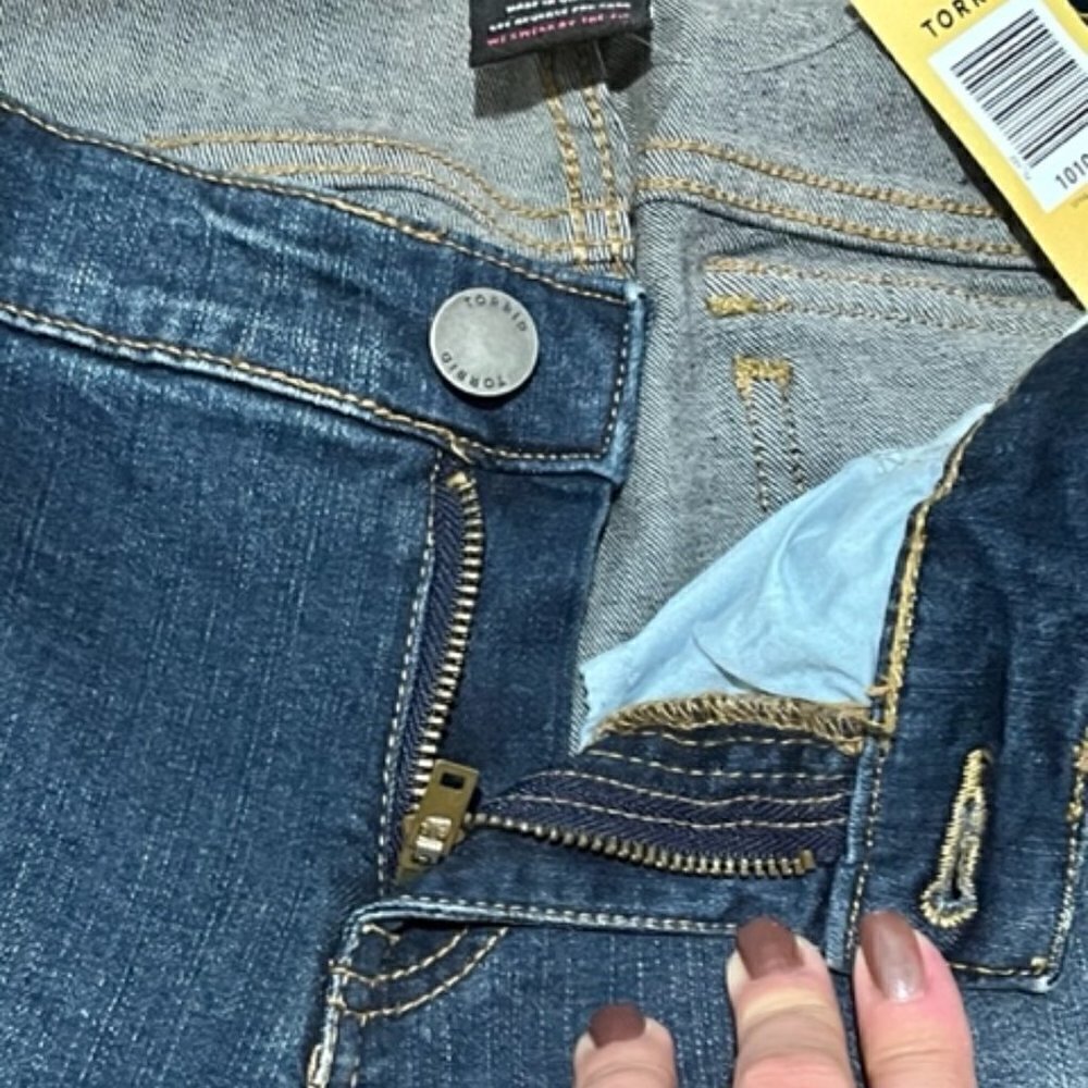 TORRID Denim Medium Blue Sophia Crop Button Pocket Jeans Size 12 NWT - Picture 5 of 14